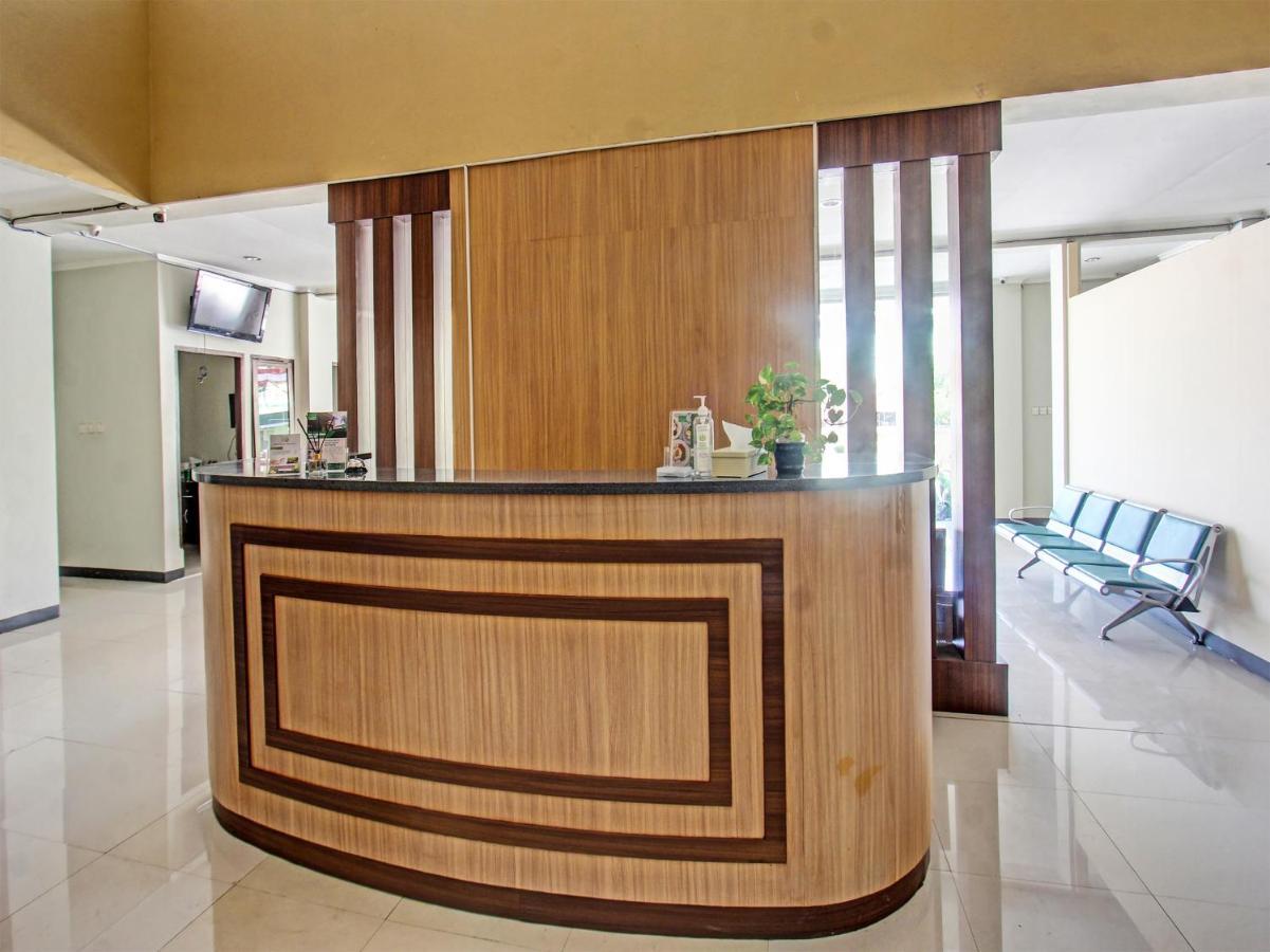 Oyo 91617 Hotel Mutiara 롬복 외부 사진