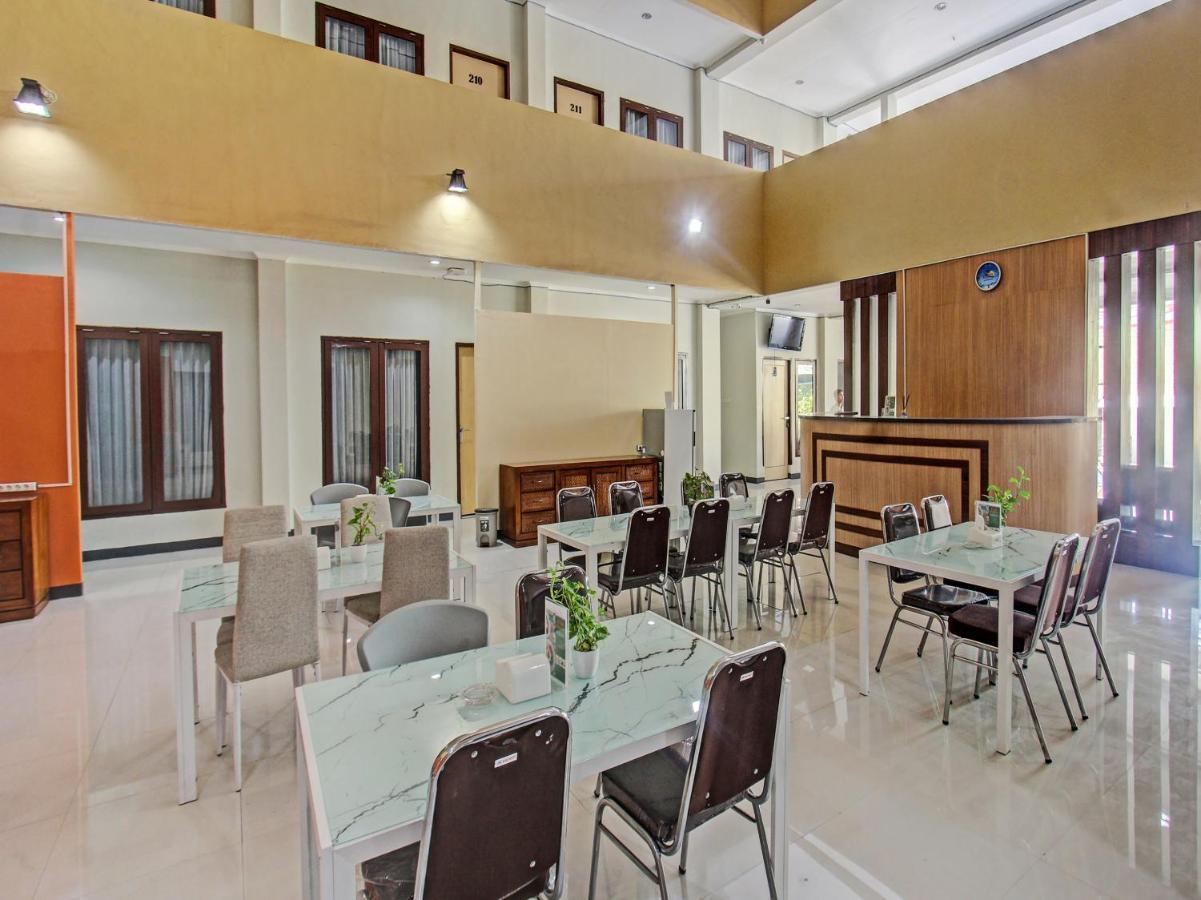 Oyo 91617 Hotel Mutiara 롬복 외부 사진