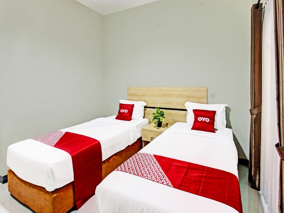Oyo 91617 Hotel Mutiara 롬복 외부 사진