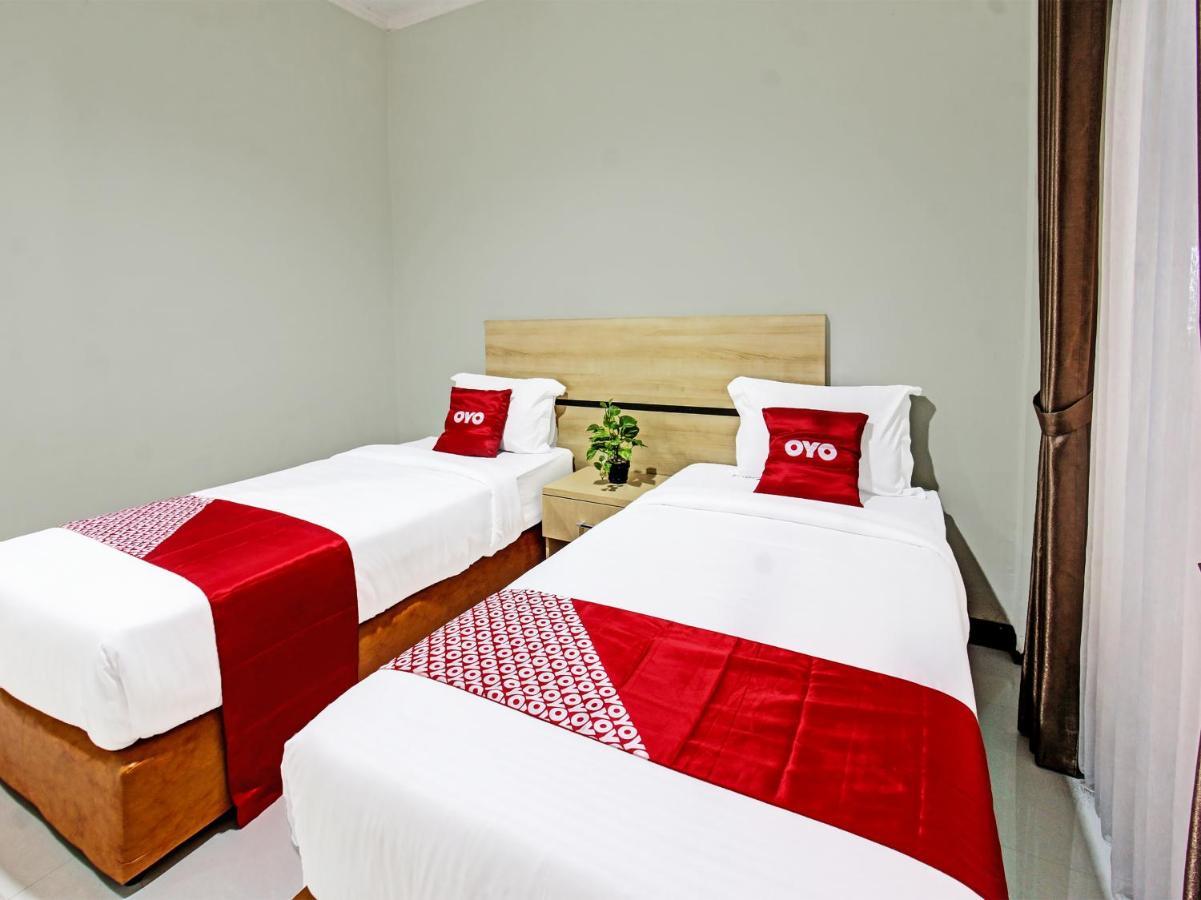 Oyo 91617 Hotel Mutiara 롬복 외부 사진